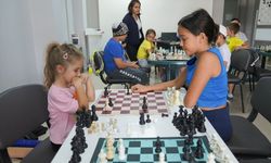 Tepebaşı'nın minikleri satrançla keyifli vakit geçiriyor