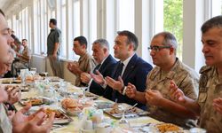 Valisi Sözer,Mehmetçiklerle buluştu