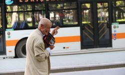Eskişehir'de teybiyle sokakları şenlendiriyor!