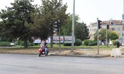 Eskişehir’de motosikletli sürücüden çifte kural ihlali!