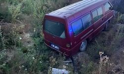 Bilecik'te direksiyon hakimiyetini kaybeden minibüs dereye uçtu!