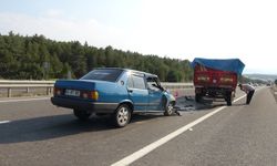 Otomobil,  traktöre arkadan çarptı!