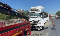 Eskişehir'deki kazada tır hurda oldu: Camdaki yazı dikkat çekti!