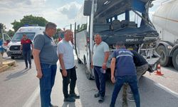 Midibüs ile kamyon çarpıştı!
