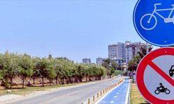 Bisiklet yolu park ihlaliyle engelleniyor