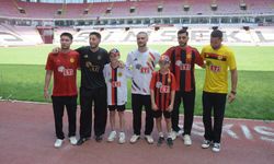 Futbolcularla fotoğraflar çektirdiler
