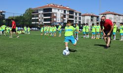 Odunpazarı’nda çocuklar futbolu öğreniyor