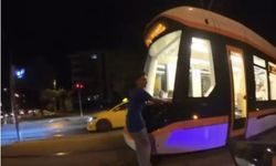 Eskişehir tramvayında aynı görüntü: Hayatını hiçe saydı!