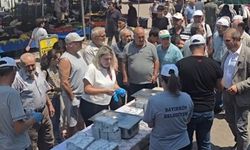 Başkan Dilsiz, halkla buluşup aşure dağıttı