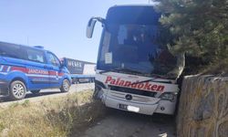 Afyonkarahisar’da yolcu otobüsü refüje girdi