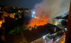 Kuaför salonundaki yangın geceyi aydınlattı!