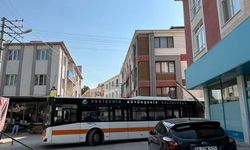Eskişehir’de belediye otobüsü direğe takıldı, faciadan kıl payı dönüldü
