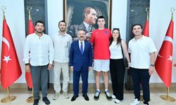 Başarılı basketbolcudan Vali Aksoy’a ziyaret