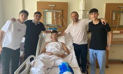 Başarılı futbolcuyu hastanede ziyaret ettiler