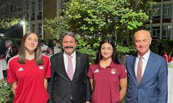 Başarılı yüzücülerle kutlamalarda buluştu