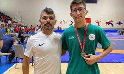 Güreşçimiz gümüş madalyayı boynuna taktı