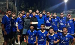 Hocalarına doğum günü sürprizi yaptılar