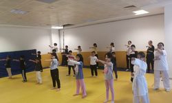 Karate disiplinini öğreniyorlar