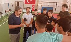 Küçük pehlivanları ziyaret etti