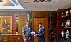 Odunpazarı Kaymakamı Ömer Ulu’ya Türk dünyası öğrencilerinden plâket