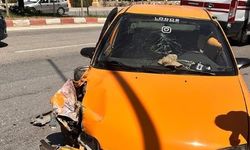 Otomobil direğe çarptı, iki kişi yaralandı!