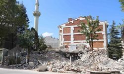 Yıkılan bina camide hasar bıraktı