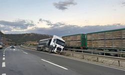 Kontrolden çıkan tır refüje girdi!