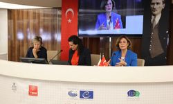 Başkan Ünlüce, yerel demokrasi panelinde konuştu