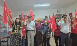Eskişehir'de kıdemli vatandaşlardan 30 Ağustos’a anlamlı kutlama