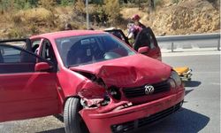 Kontrolden çıkan otomobil refüje girdi!