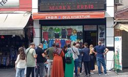 Eskişehir'de veliler mağaza önlerinde kuyruk oluşturdu