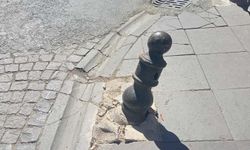 Eskişehir'de dubaya çarpan sürücü, yaya güvenliğini tehdit etti!