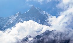Everest’te yüzlerce dağcı mahsur kaldı!
