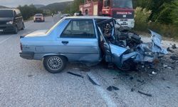 Kafa kafaya çarpışan otomobillerde 5 kişi yaralandı