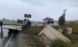 Mermer yüklü tır akaryakıt istasyonuna çarptı
