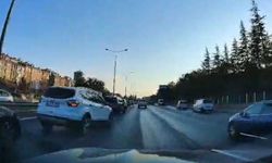 Eskişehir'de kazayı görüp yavaşlayan araç ucuz atlattı!