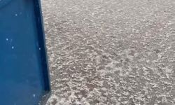 Eskişehir'de ani dolu yağışı sokaklarını beyaza bürüdü