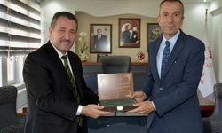 Bilecik İl Müftüsü Dilek’ten Tarım Müdürü Ayvalık’a Kur’an-ı Kerim hediyesi