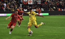 Eskişehirspor’da penaltı kaçırdı, tribünler karıştı!