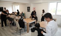 Eskişehir'de koca çınarların gönlünü fethettiler