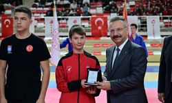Plaketini Vali Aksoy’dan aldı