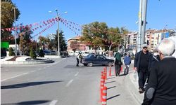 Trafikte mahsur kaldı, kadın polis tek başına ittirerek çalıştırdı