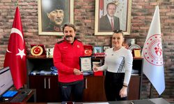 Teşekkür plaketini Kabal takdim etti