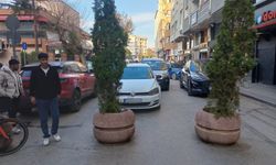 Eskişehir’de araç parkı yayaların geçişini engelliyor!