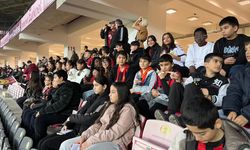 30 Ağustos öğrencileri tribündeydi