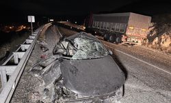 Afyon yolunda kaza: Araç hurdaya döndü!