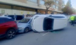 Eskişehir'de park halindeki araçlara çarpıp takla attı!