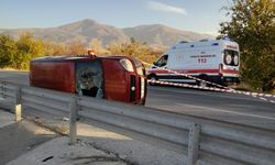 Ticari araç yan yattı: 4 kişi ölümden döndü!