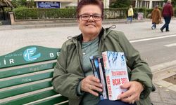 Eskişehir'de tek gözüyle günde 300 sayfa kitap okuyor!