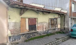 Eskişehir'de yıllardır boş kalan yapı tehlike saçıyor!